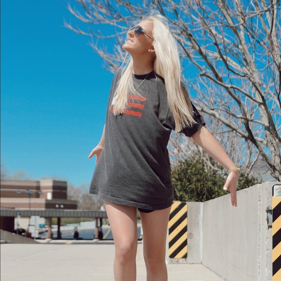 MEET YOUR POSHER - Picture 3 of 3